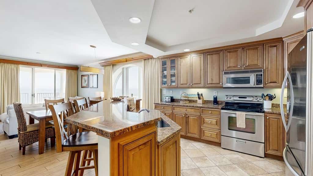 Oceanfront Belmont Towers Condo w/ Private W/D, Shared Pool, AC, Free WiFi