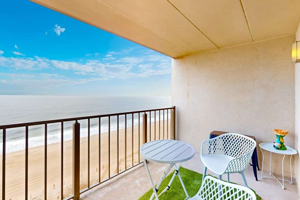 Oceanfront Condo w/ Balcony & Amazing Beach Views