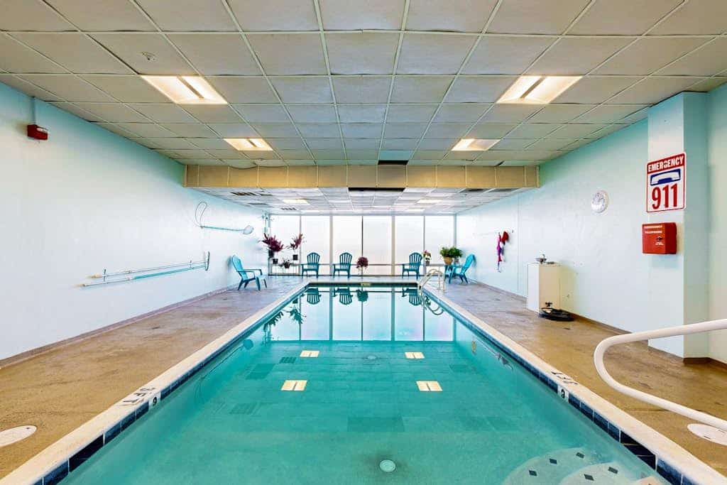 17th-floor ocean-view condo with game room, in/outdoor pools, tennis, saunas, AC