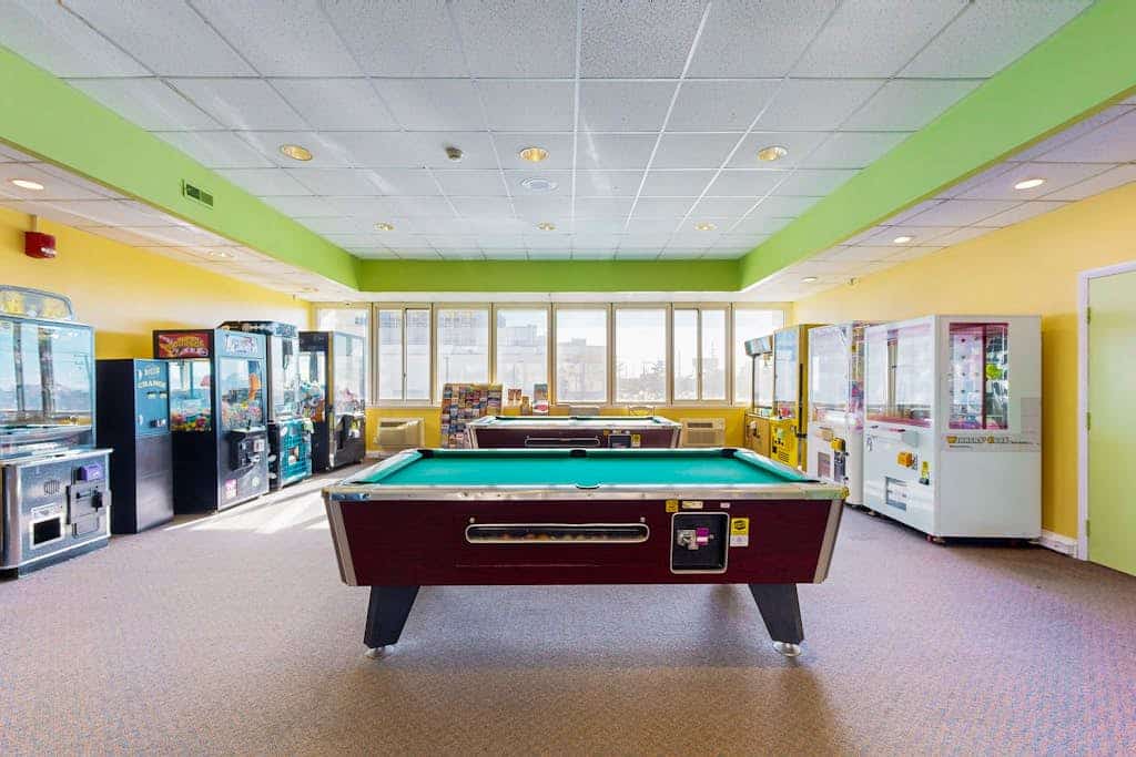 17th-floor ocean-view condo with game room, in/outdoor pools, tennis, saunas, AC