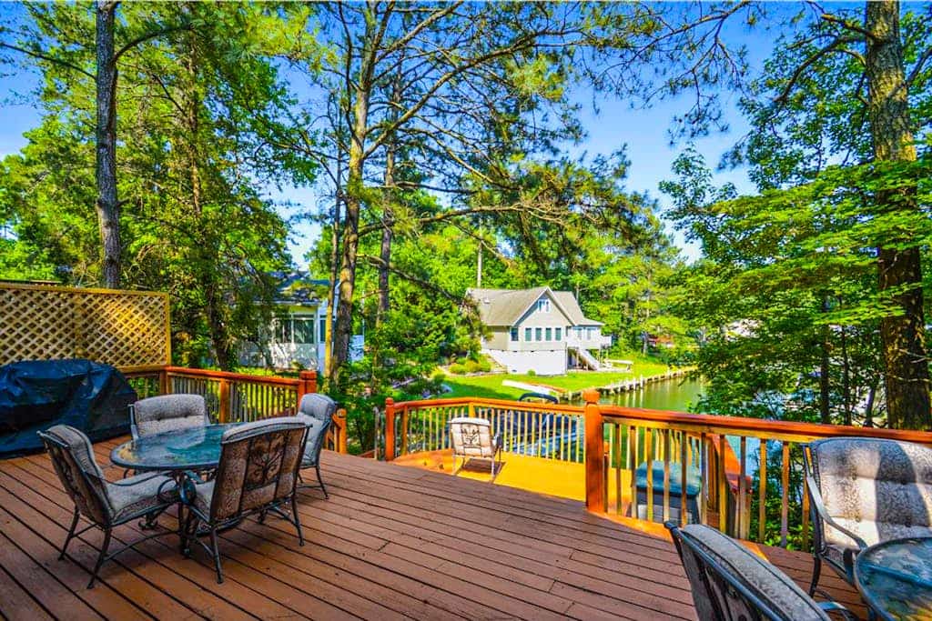 Canalside home with lovely deck, central AC, WiFi, and shared pools