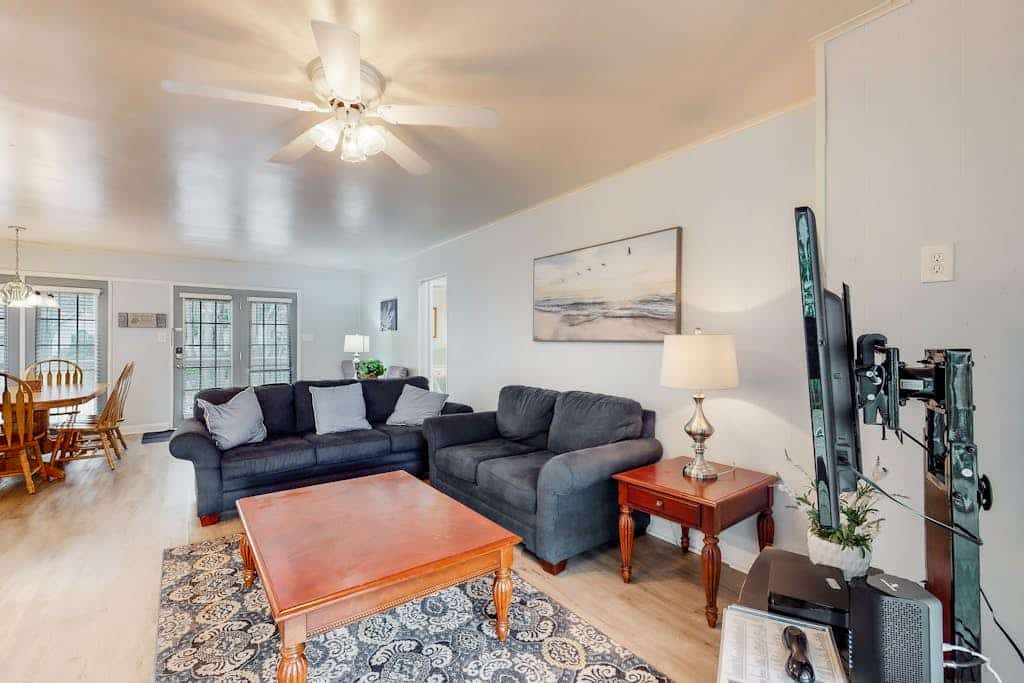 Canalside home with lovely deck, central AC, WiFi, and shared pools