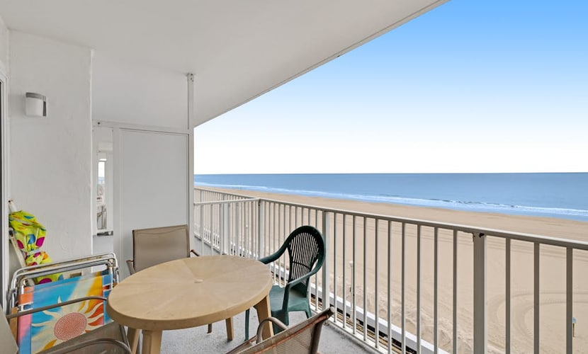 Beautiful 4th-Floor Condo in Oceanfront Complex w/Beach Views & Shared Pool