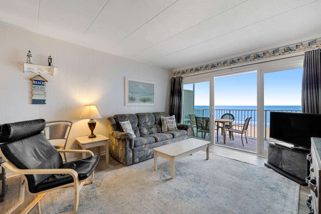 Beautiful 4th-Floor Condo in Oceanfront Complex w/Beach Views & Shared Pool