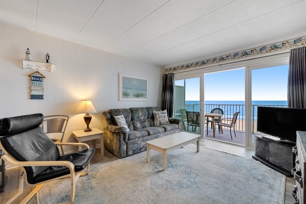 Beautiful 4th-Floor Condo in Oceanfront Complex w/Beach Views & Shared Pool