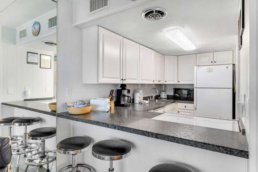 Beautiful 4th-Floor Condo in Oceanfront Complex w/Beach Views & Shared Pool