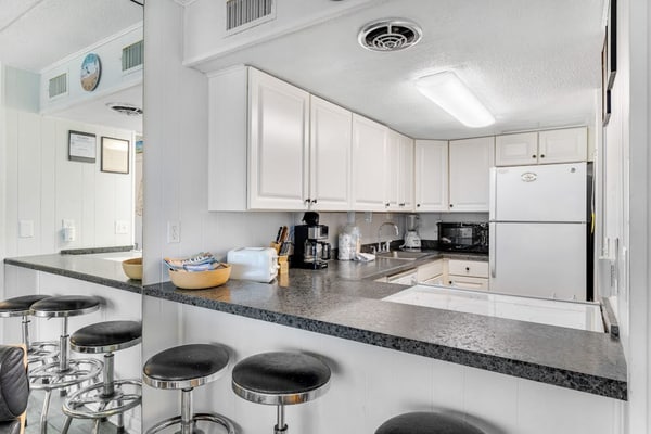 Beautiful 4th-Floor Condo in Oceanfront Complex w/Beach Views & Shared Pool