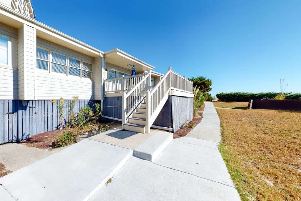 Steps to the beach - condo with 2 balconies, central AC & pool
