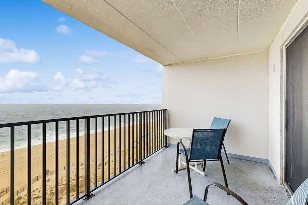 Splendid Vacation Suite w/Private Washer/Dryer, Central AC, Balcony, Free WiFi
