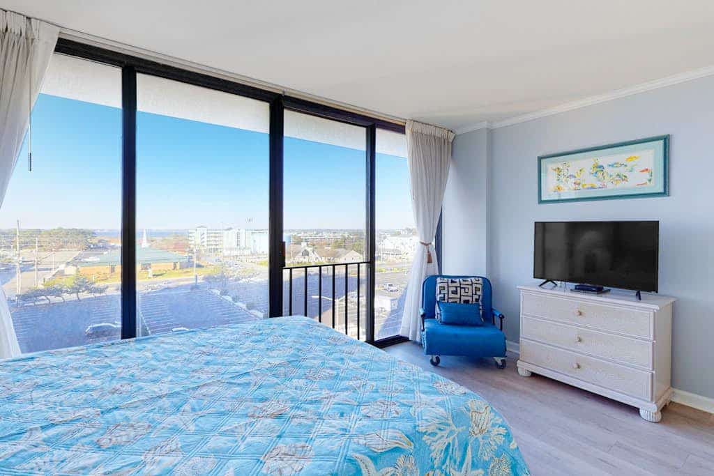 Wonderful Condo Located Right on the Beach w/Shared Pool/Sauna, Free WiFi