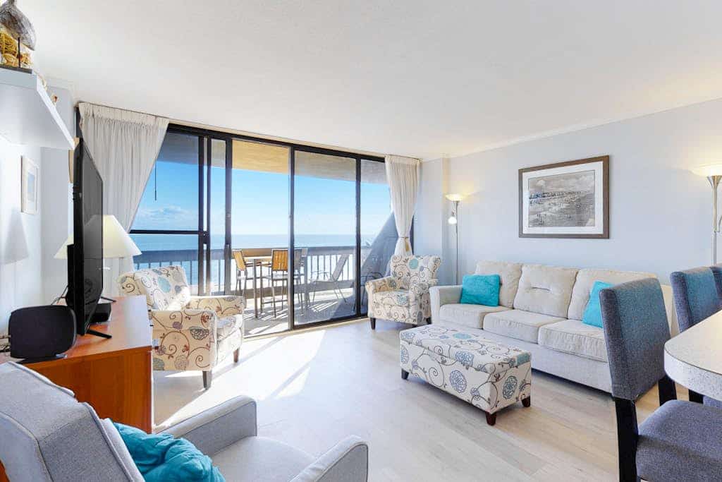 Wonderful Condo Located Right on the Beach w/Shared Pool/Sauna, Free WiFi