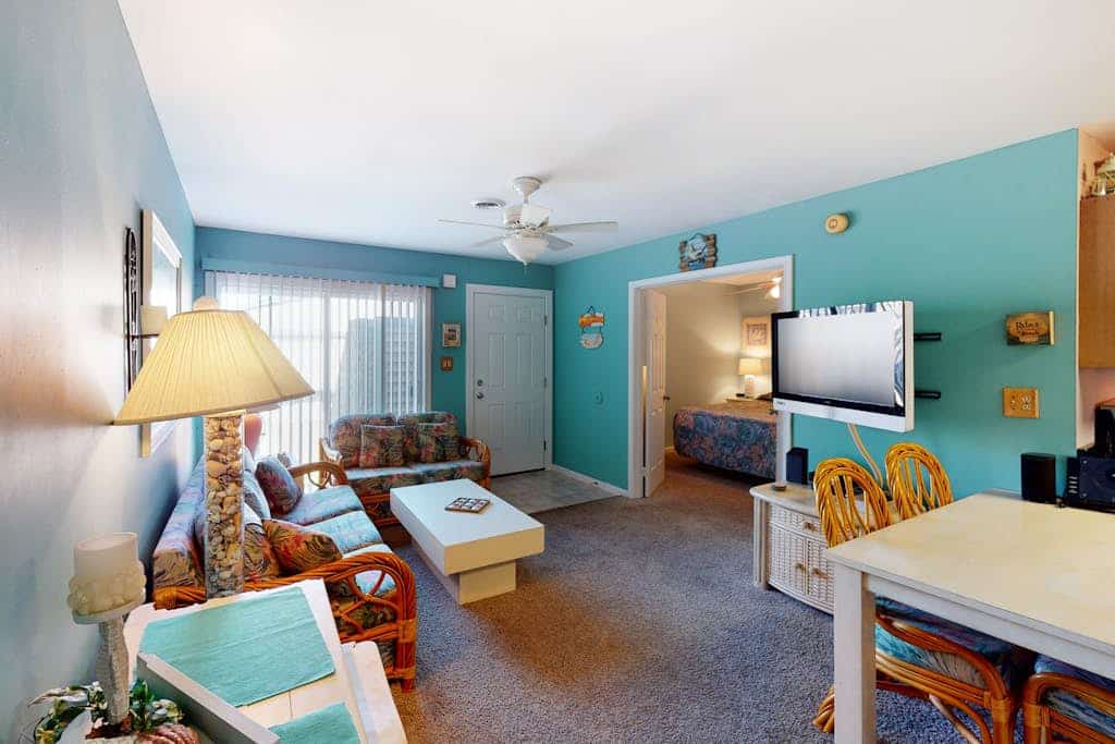 Well-Equipped Condo w/Private Deck, Patio, Washer/Dryer, Shared Pools & Tennis