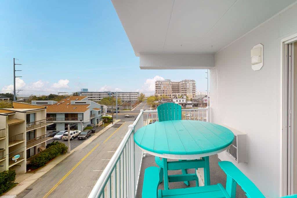 Amazing Suite in Oceanside Building w/Shared Pool, Private Washer/Dryer, WiFi