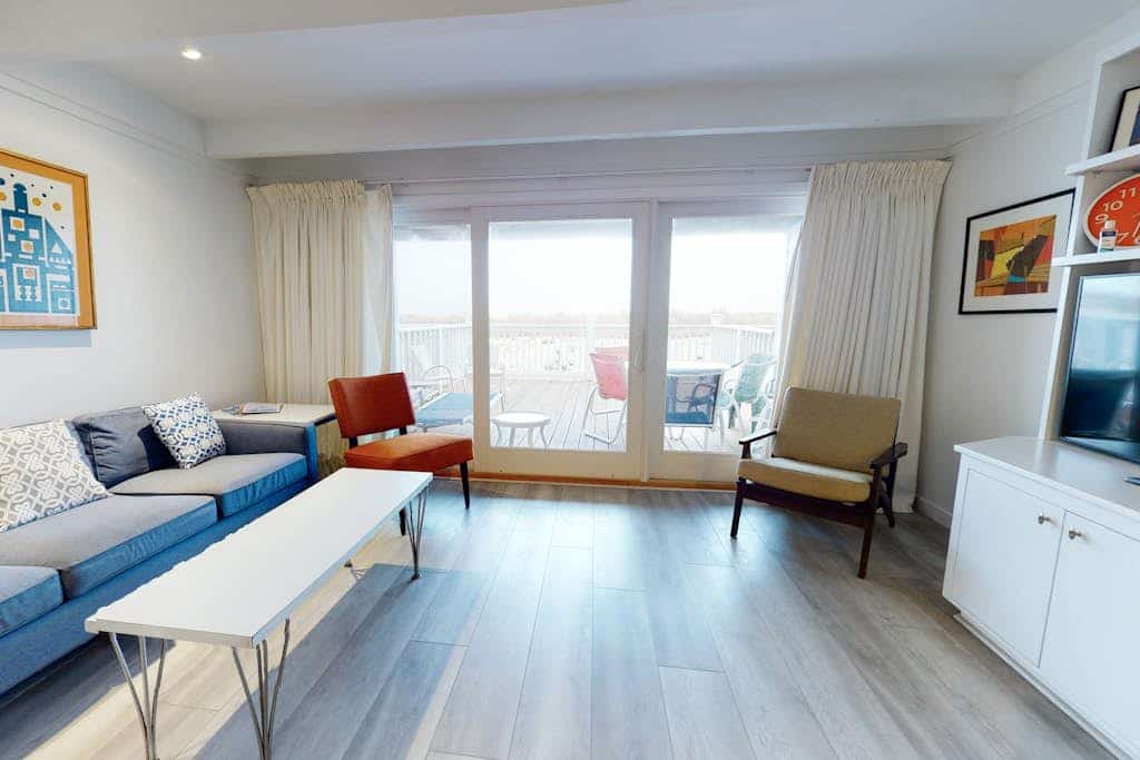 Multi-level oceanfront townhouse w/deck, water views, central AC, washer/dryer