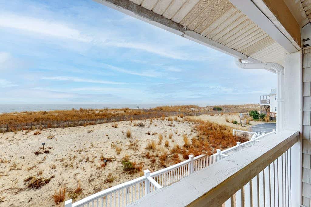 Multi-level oceanfront townhouse w/deck, water views, central AC, washer/dryer