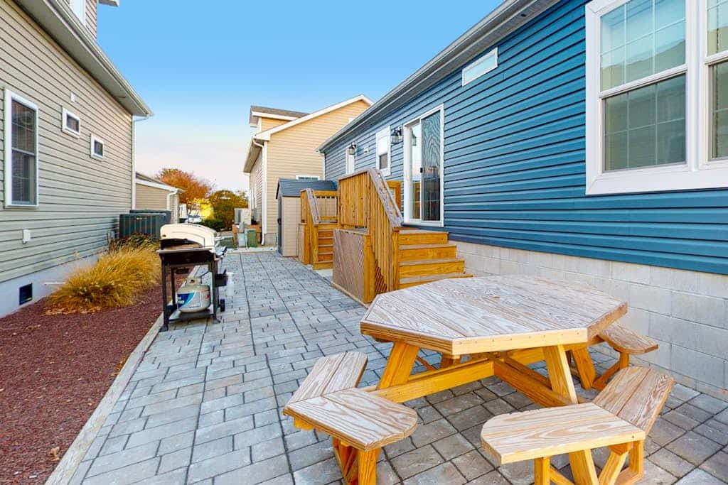 Beachy bayside home in quiet neighborhood with patio, central AC, pool, & tennis