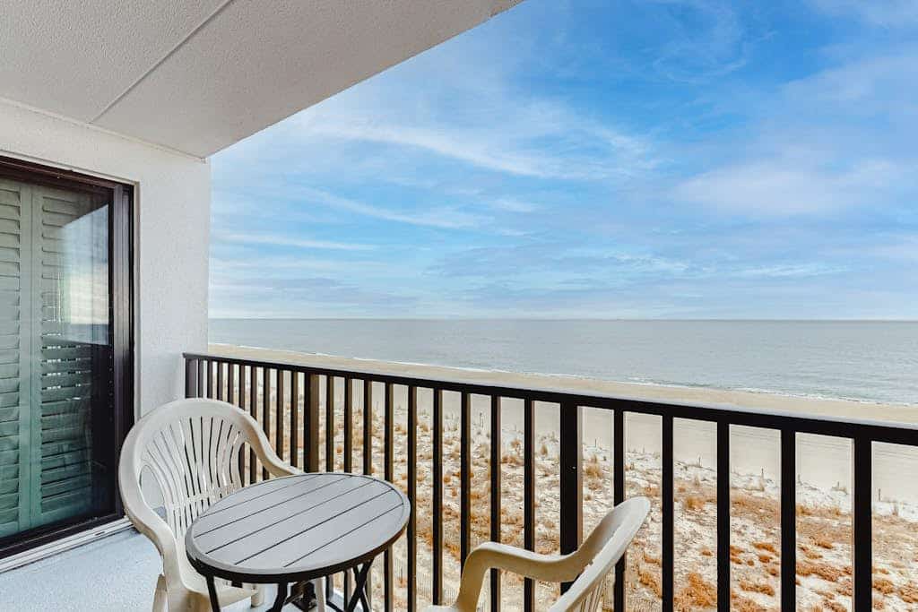 Comfy Suite Featuring Balcony with Ocean Views, Free WiFi, Central AC
