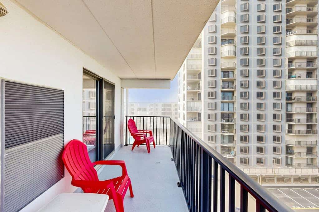 Open & Spacious Condo w/Free WiFi, Central AC, Private W/D, Beachfront Location