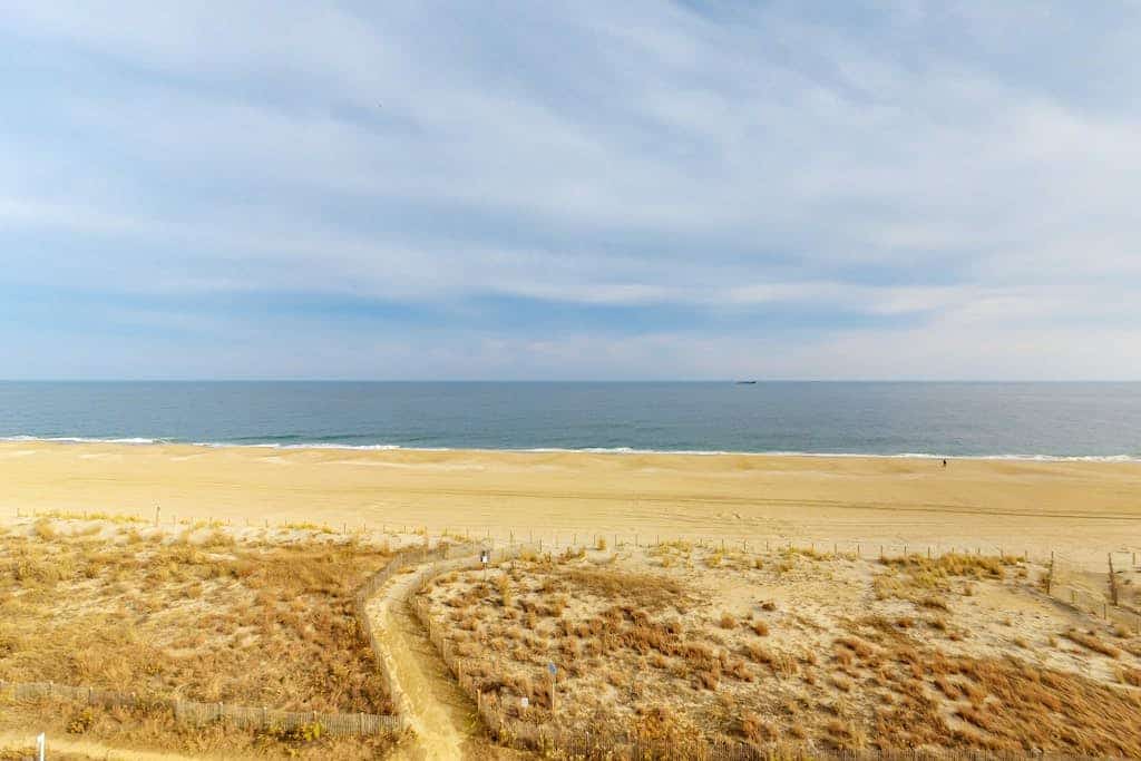 Open & Spacious Condo w/Free WiFi, Central AC, Private W/D, Beachfront Location