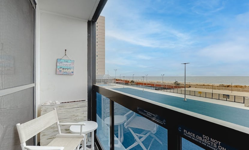 Convenient studio right on the beach with pools & W/D