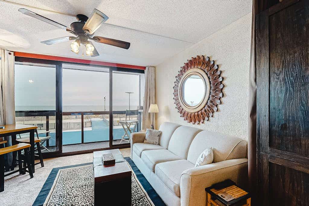 Convenient studio right on the beach with pools & W/D
