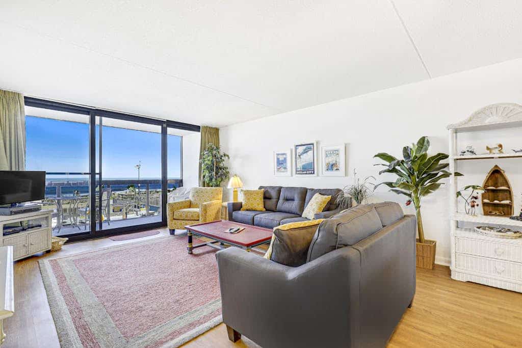 Spacious & bright beachfront condo with ocean views from balcony & pool