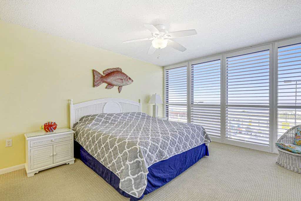 Spacious & bright beachfront condo with ocean views from balcony & pool