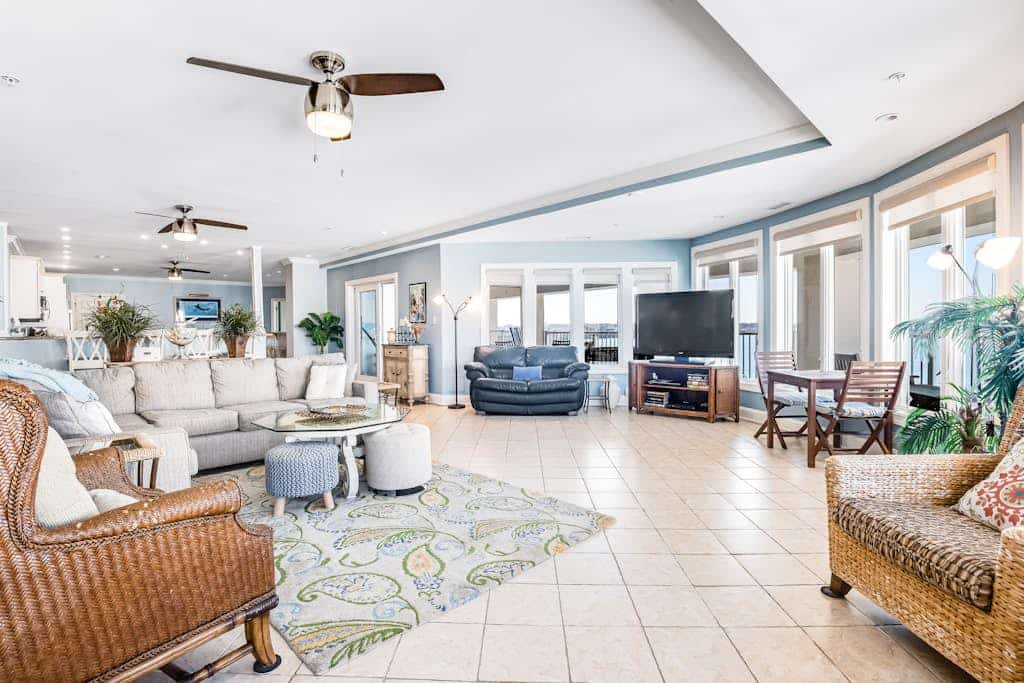 Beautiful home with stunning bay views from private balcony, pool access & WiFi