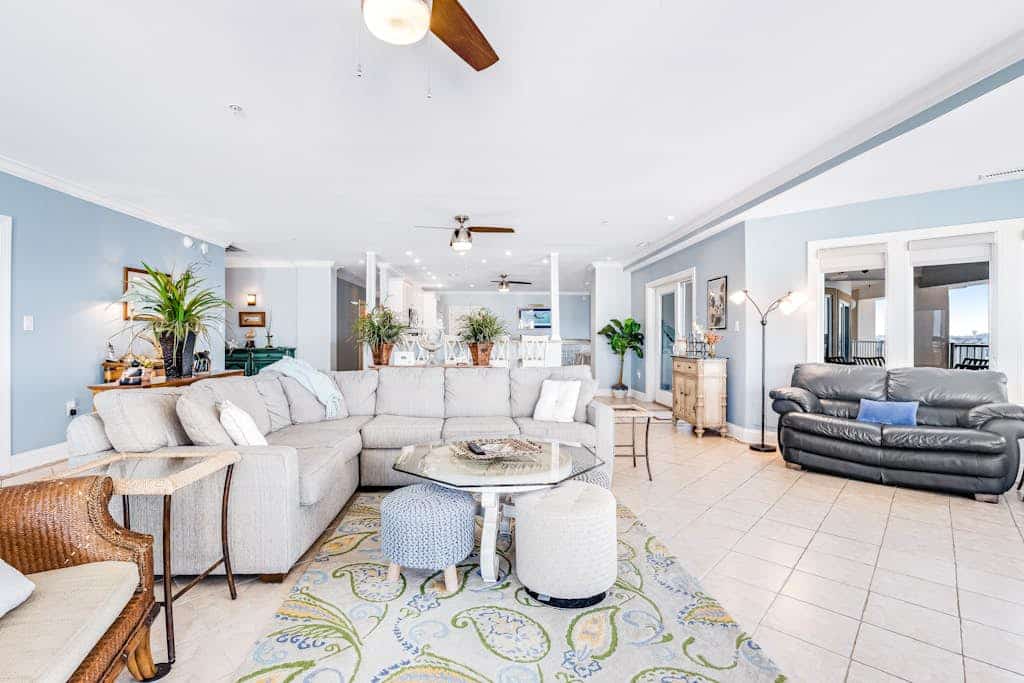 Beautiful home with stunning bay views from private balcony, pool access & WiFi