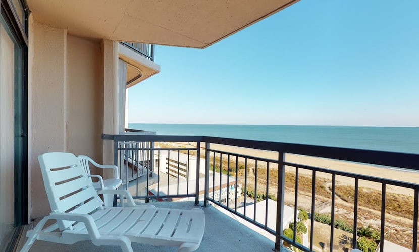 Oceanfront High-Rise Condo w/ Balcony, Ocean View, AC & Shared Pool/Tennis