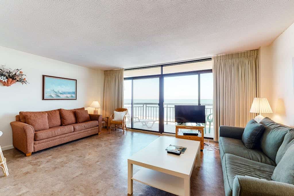 Oceanfront High-Rise Condo w/ Balcony, Ocean View, AC & Shared Pool/Tennis