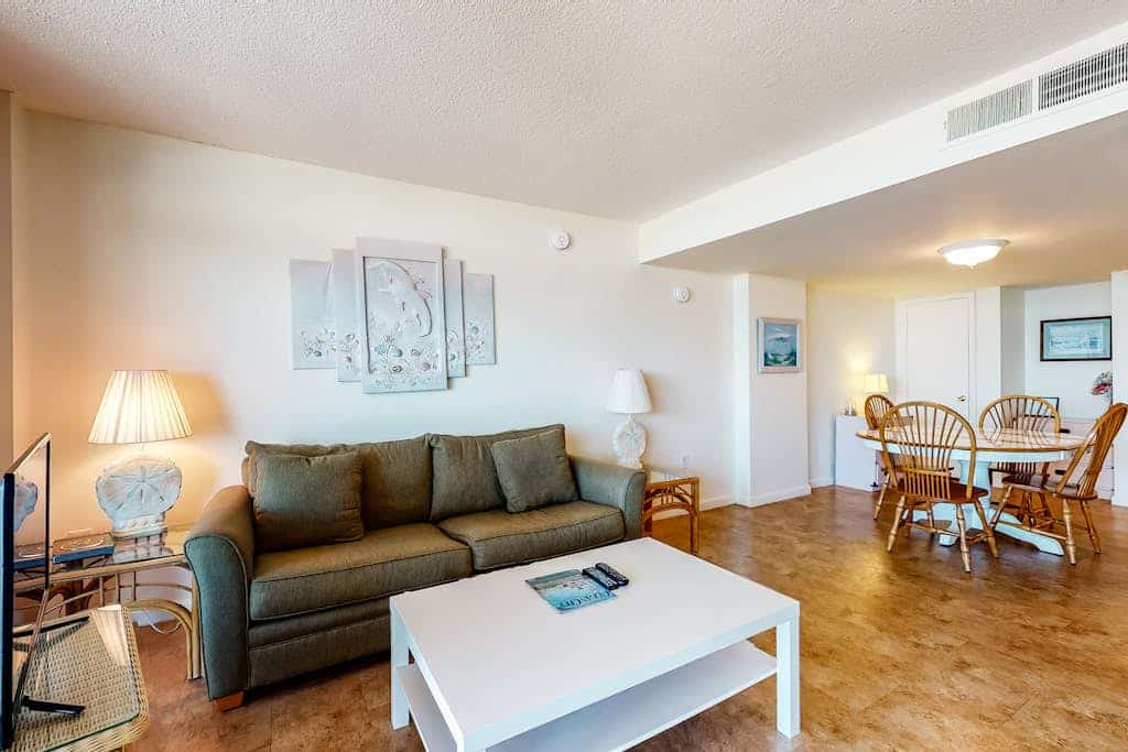 Oceanfront High-Rise Condo w/ Balcony, Ocean View, AC & Shared Pool/Tennis