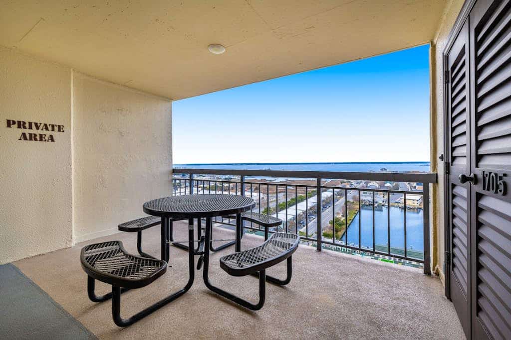 Oceanfront Penthouse w/Balconies, Amazing Views & Shared Pool