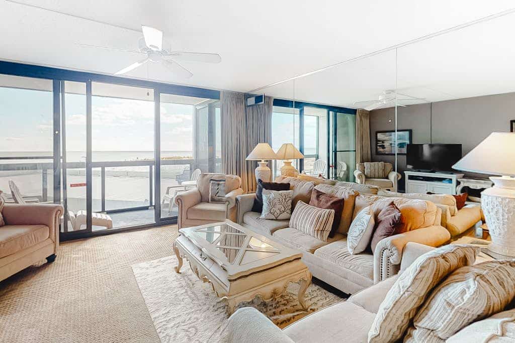 Oceanfront condo with balcony, washer/dryer, pools, & gym
