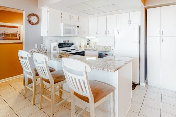 Oceanfront condo with balcony, washer/dryer, pools, & gym