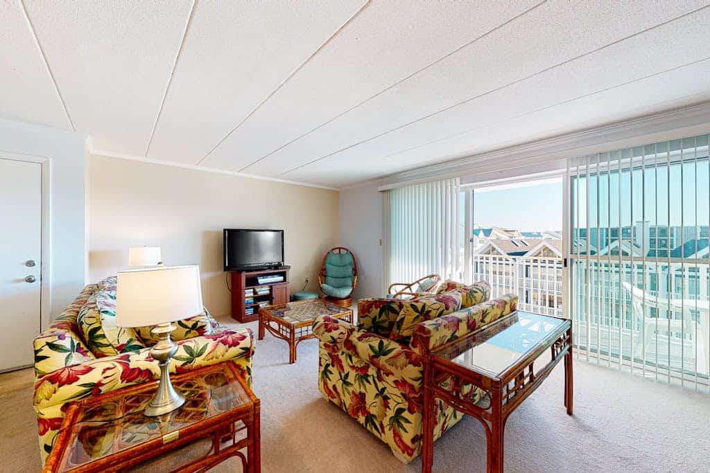 Ocean Block Condo w/ Side Ocean View, Balcony, WiFi, AC & Shared Pool