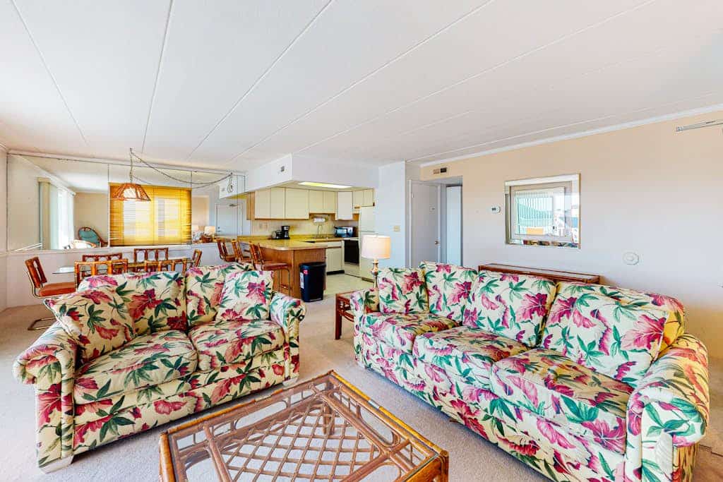 Ocean Block Condo w/ Side Ocean View, Balcony, WiFi, AC & Shared Pool