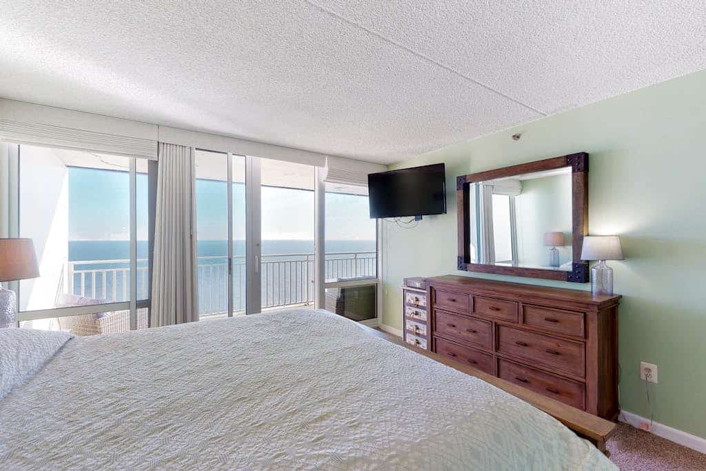 Convenient beachfront condo with balcony, pools, sauna, & AC