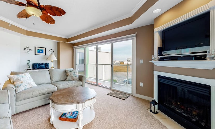 Open and Beautiful Condo in Bayfront Complex w/Shared Pool, Private W/D, & WiFi
