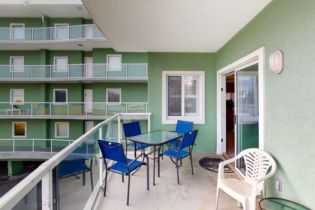 Open and Beautiful Condo in Bayfront Complex w/Shared Pool, Private W/D, & WiFi