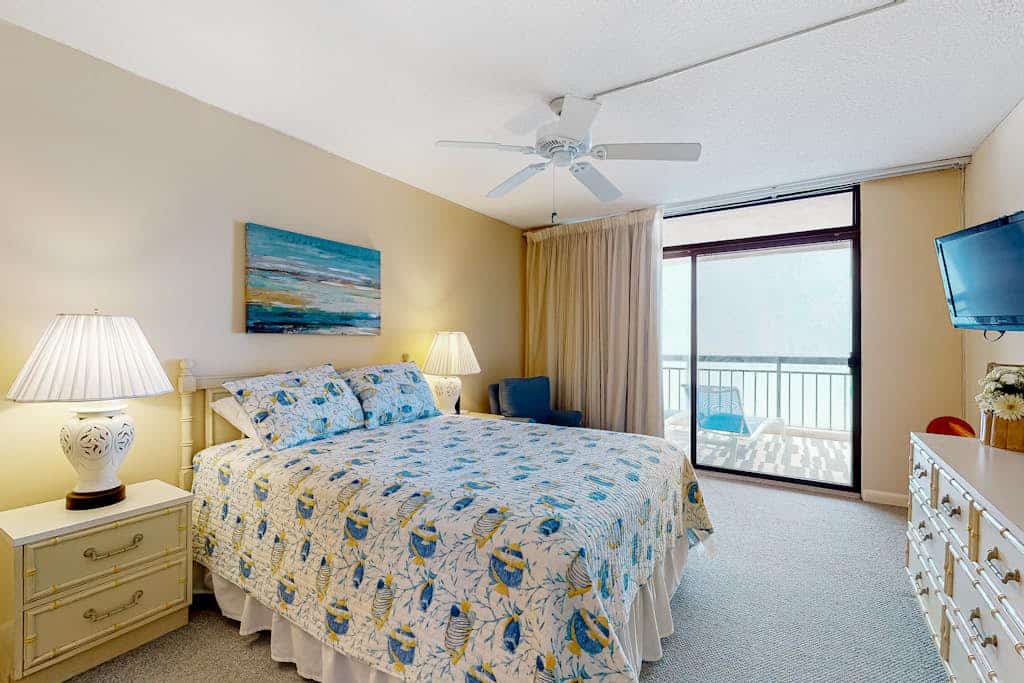 Oceanfront Condo w/ Great View, Balcony, WiFi, AC & Shared Tennis/Pool