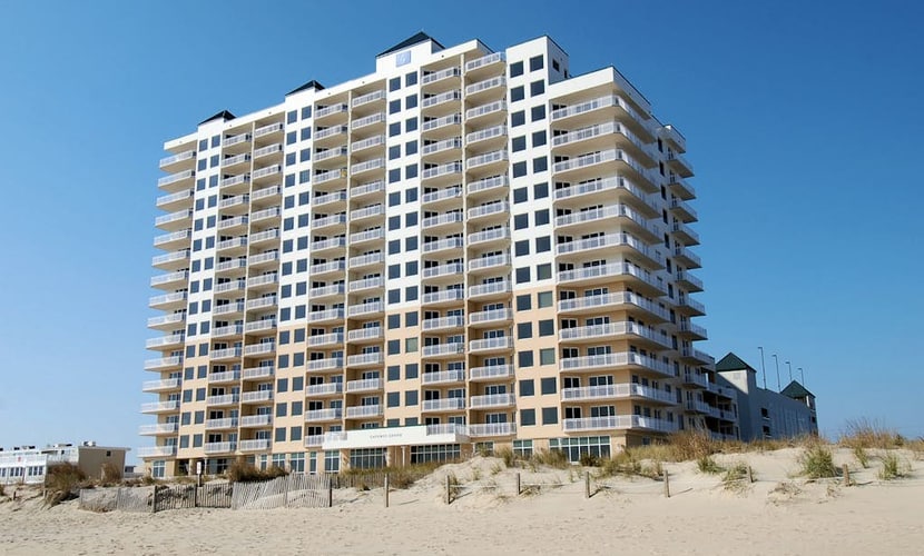 Gorgeous Luxury Condo w/ Ocean Views From Balcony, Shared Pool, Free WiFi