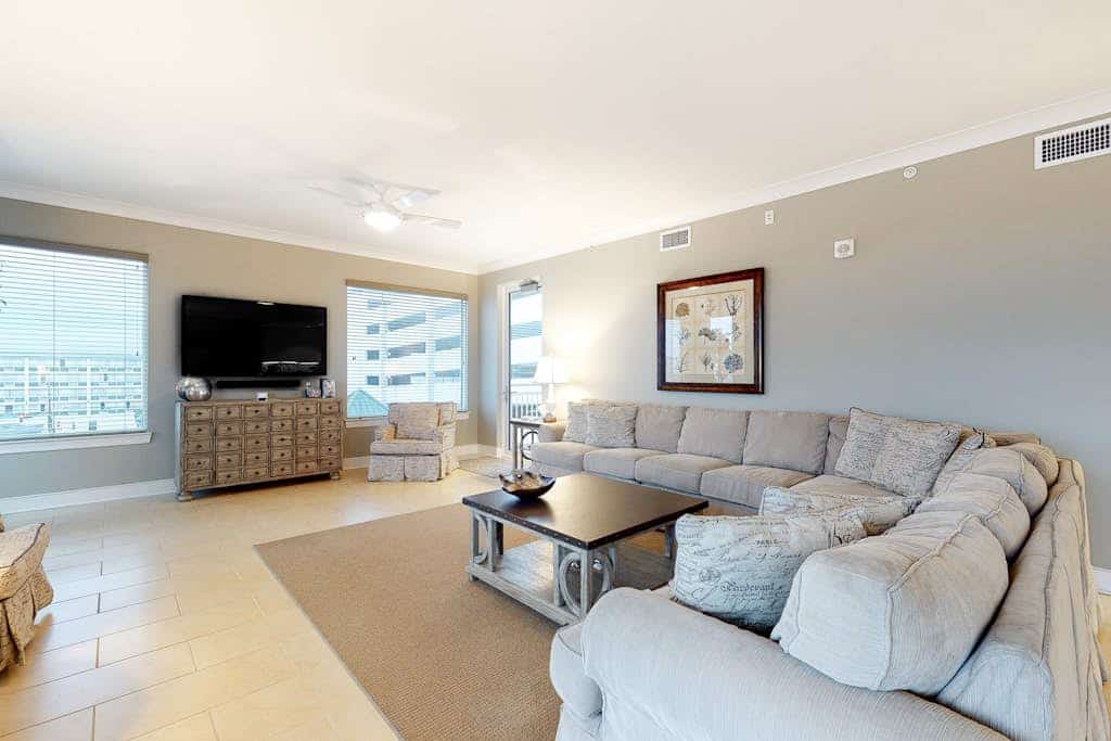 Gorgeous Luxury Condo w/ Ocean Views From Balcony, Shared Pool, Free WiFi