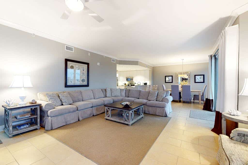Gorgeous Luxury Condo w/ Ocean Views From Balcony, Shared Pool, Free WiFi