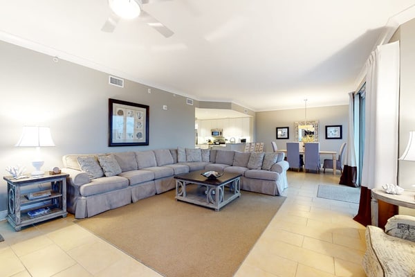 Gorgeous Luxury Condo w/ Ocean Views From Balcony, Shared Pool, Free WiFi