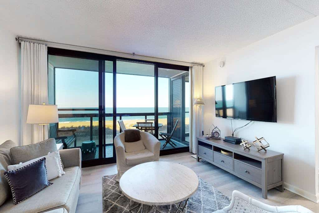 Cozy beachfront condo with balcony, AC, pools, game room & gym