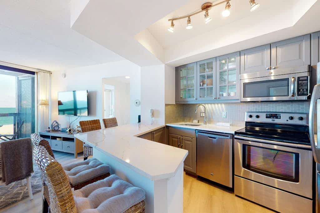 Cozy beachfront condo with balcony, AC, pools, game room & gym
