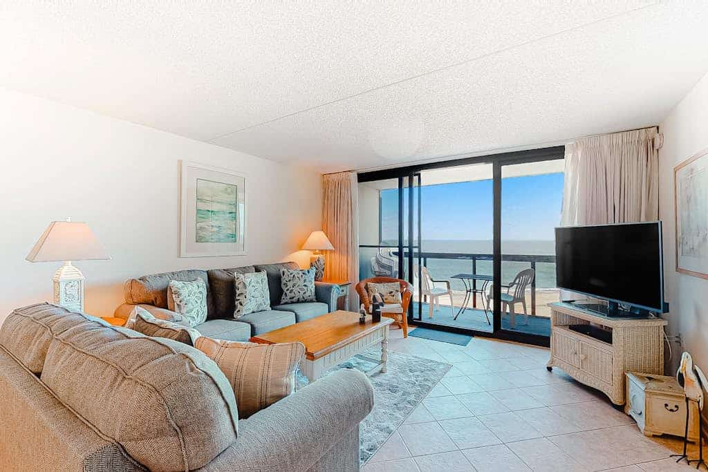 Updated beachfront condo, high speed internet, balcony, pools & AC