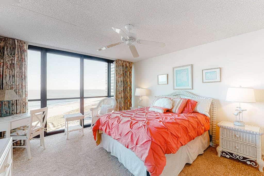 Updated beachfront condo, high speed internet, balcony, pools & AC