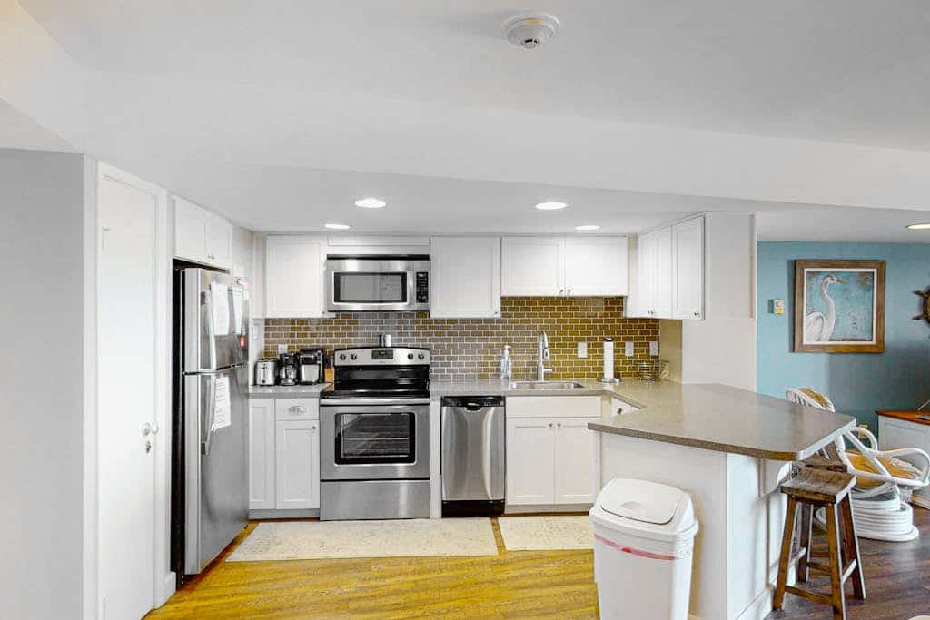 Terrific oceanfront condo with balcony, outdoor pool, & washer/dryer